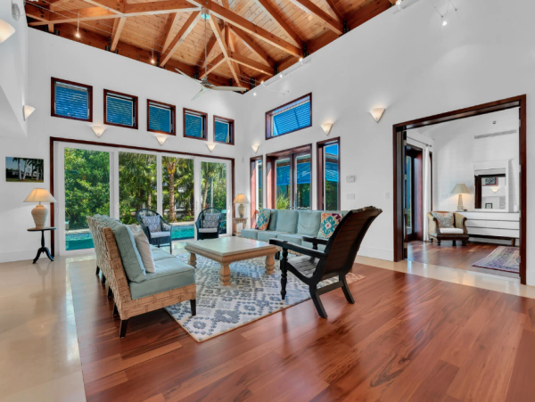Luxury Coastal Retreat in Naples - Your Perfect Getaway